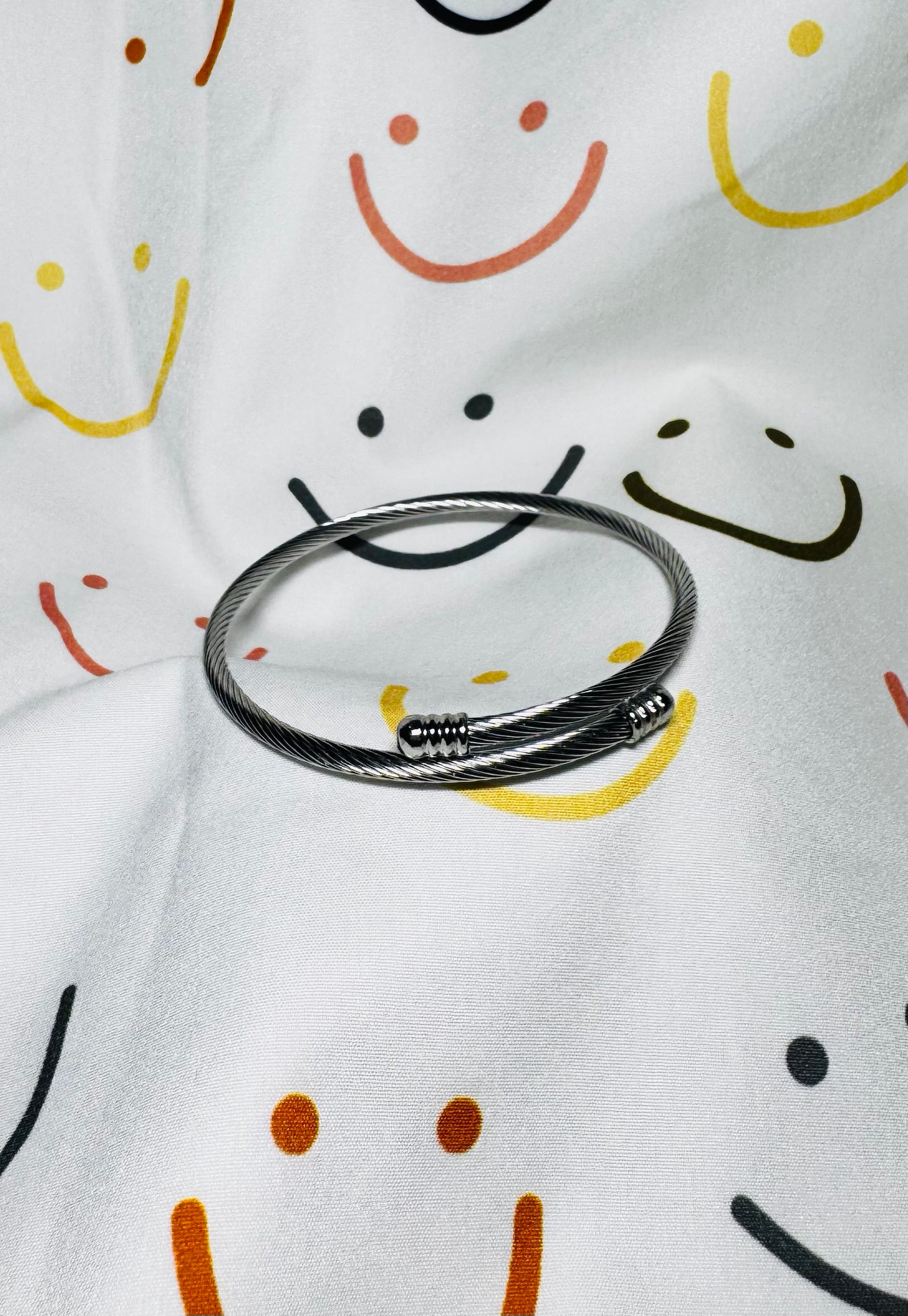 Pulsera de alambre ajustable