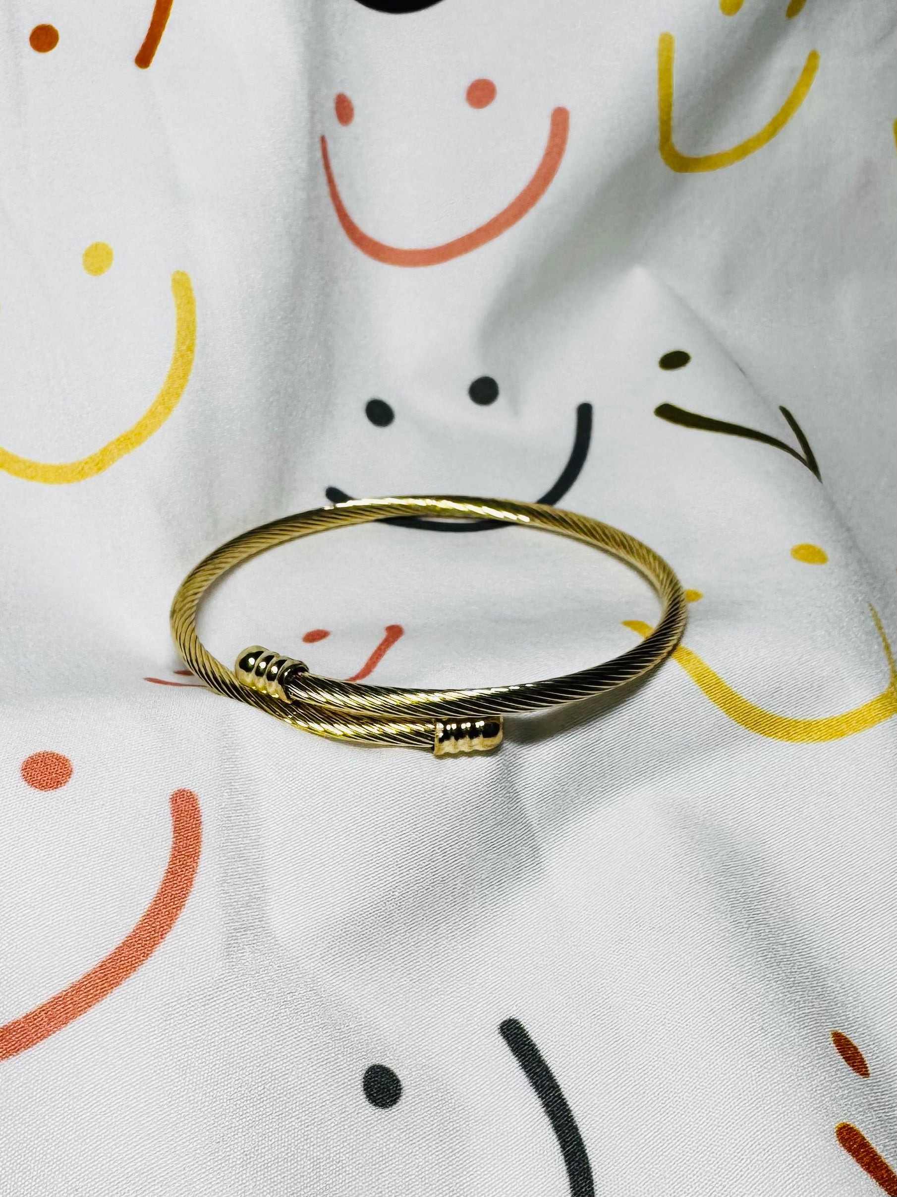 Pulsera de alambre ajustable